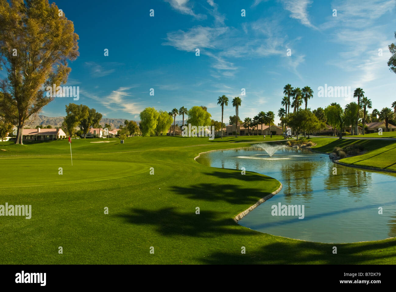 Oasis Golf Palm Desert CA Green Fairway Pericolo in acqua Western US Southern California palme vicino a Palm Springs Foto Stock