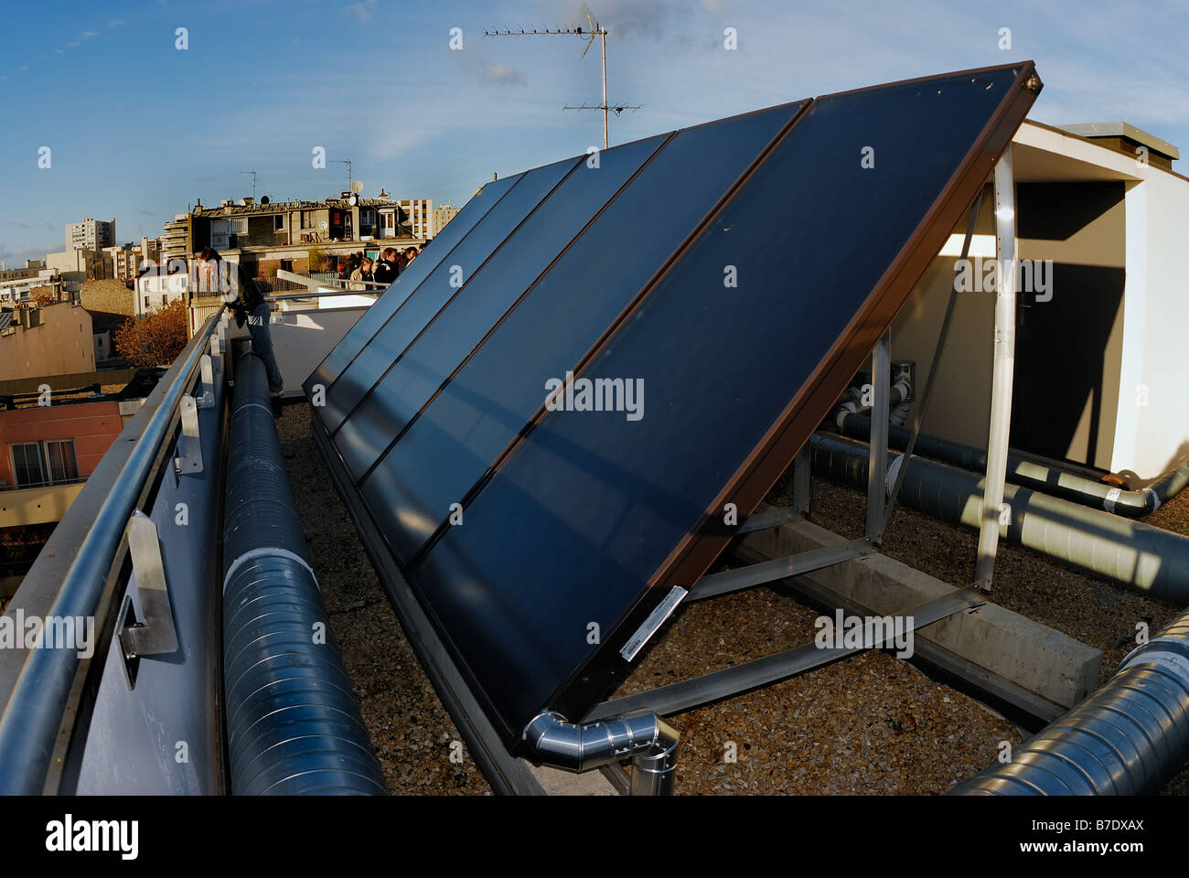 Parigi Francia, Vista esterna dal tetto energia rinnovabile, edificio di appartamenti, energia alternativa, pannelli di energia solare, concetto globale di economia verde Invest Foto Stock