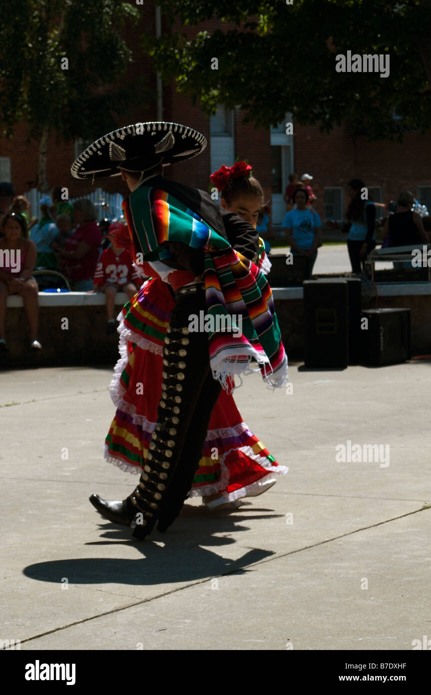 Tradizionale danza messicana che viene visualizzata in corrispondenza della sagra delle ciliegie Foto Stock