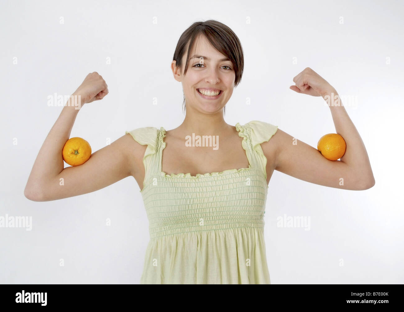 Donna con arance, alimentazione con vitamine Foto Stock