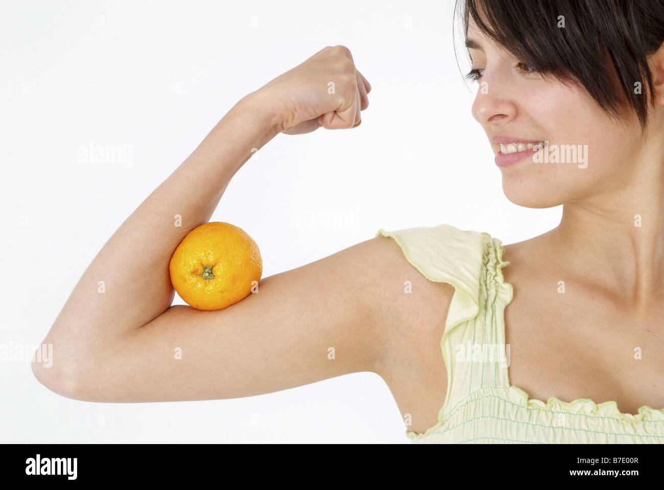 Donna con arance, alimentazione con vitamine Foto Stock