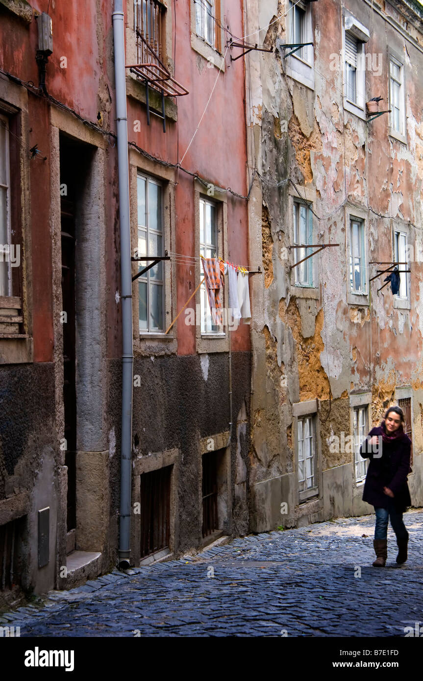 Una ragazza camminare per le strade di Alfama a Lisbona Foto Stock