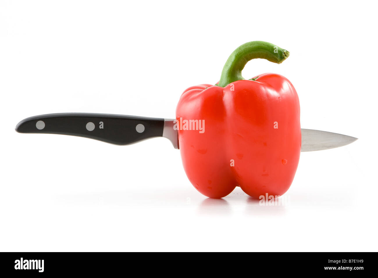 La paprika rossa con un coltello Foto Stock