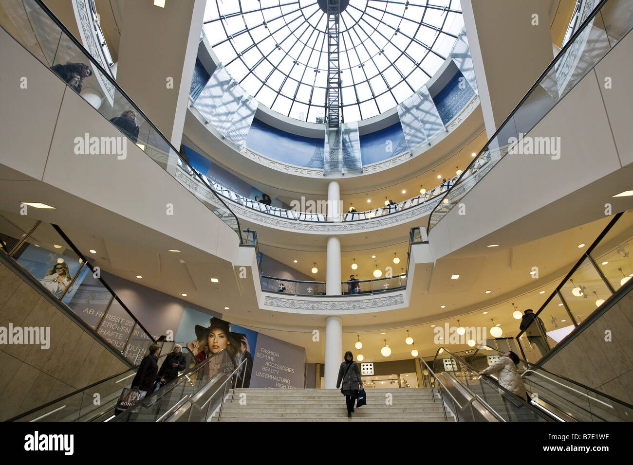 Vista interna del centro commerciale piazza Limbecker Square nella città, in Germania, in Renania settentrionale-Vestfalia, la zona della Ruhr, Essen Foto Stock