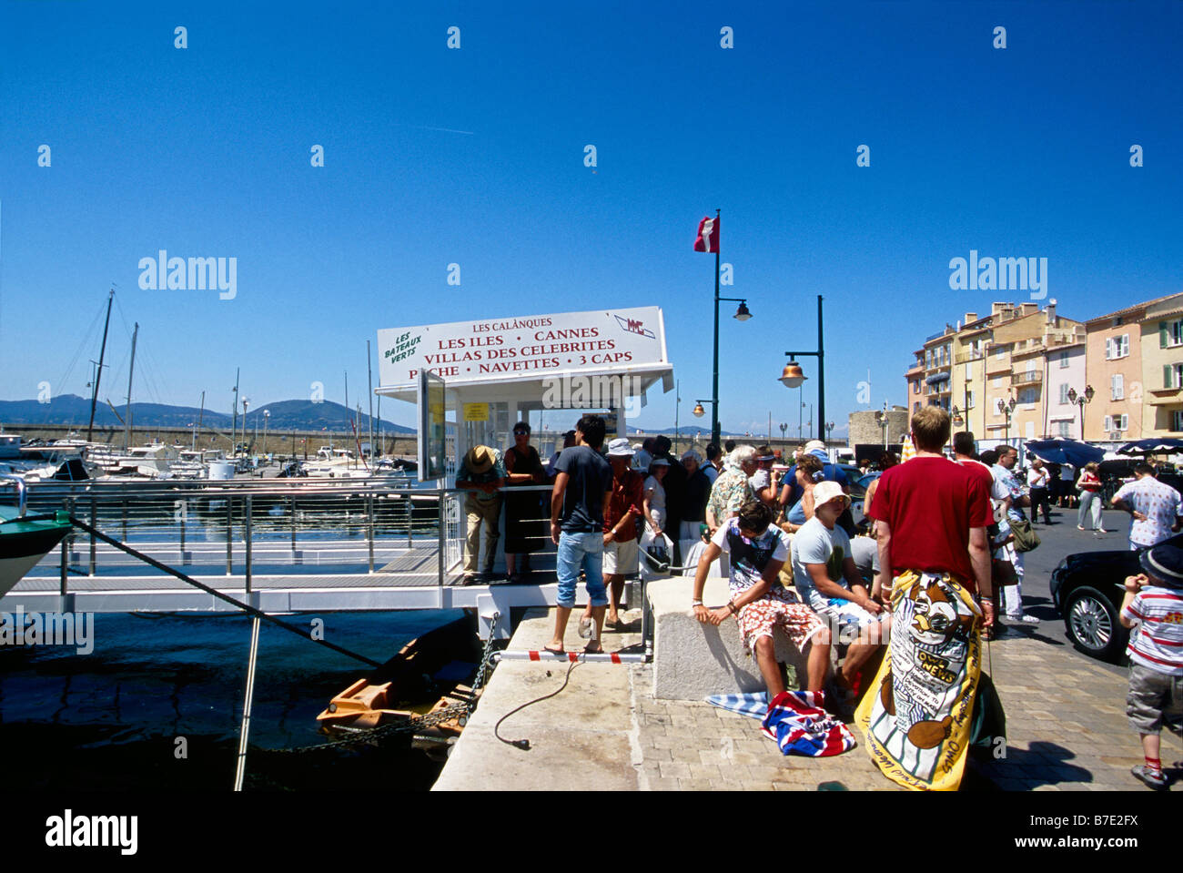 Tourist in attesa per il traghetto per una gita sul mare intorno alla baia di Saint Tropez Foto Stock