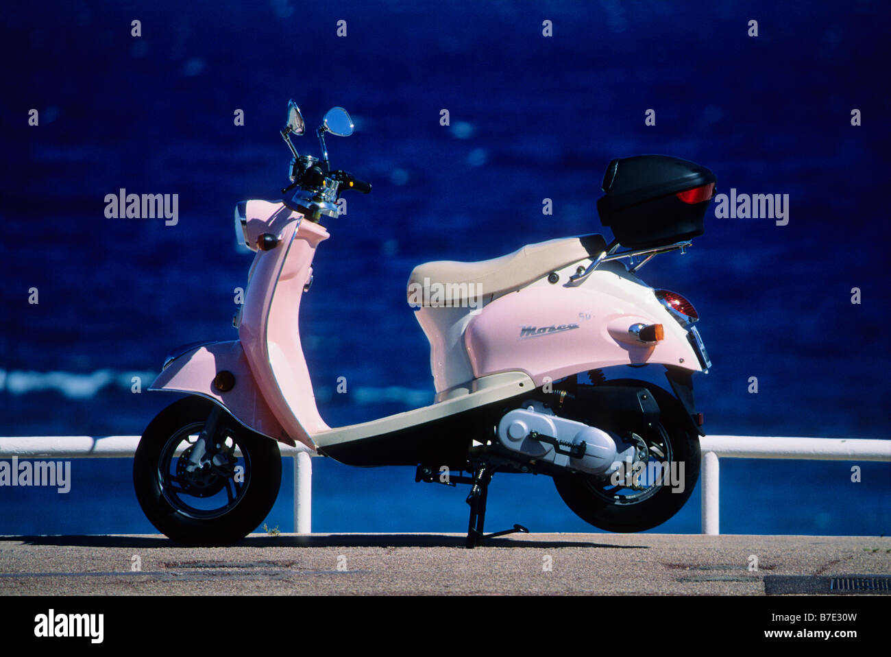 Pink scooter parcheggiato di fronte al mare Foto Stock