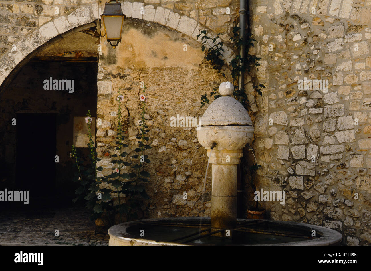 Pittoresca piazza della Provenza con la vecchia fontana e denocciolate Foto Stock