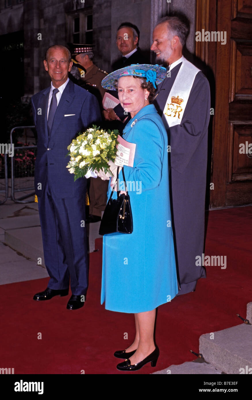 HRH Queen Elizabeth II con S.A.R. il Duca di Edimburgo. lasciando la chiesa olandese di Austin Frati, Londra, Inghilterra, Regno Unito, circa ottanta Foto Stock