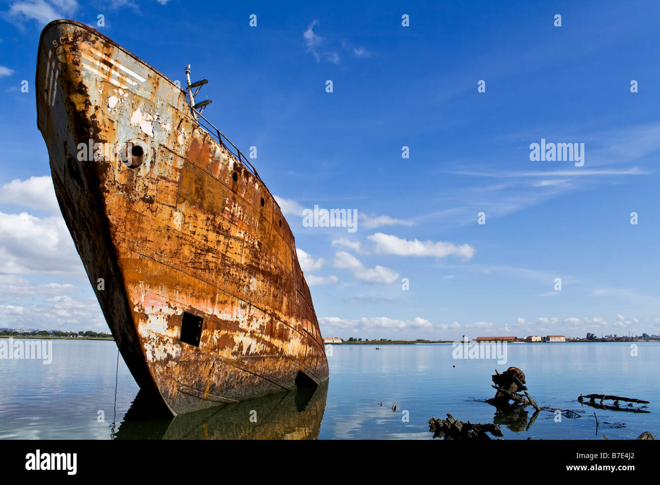 Vecchia nave da pesca in un cantiere navale. Portogallo Foto Stock