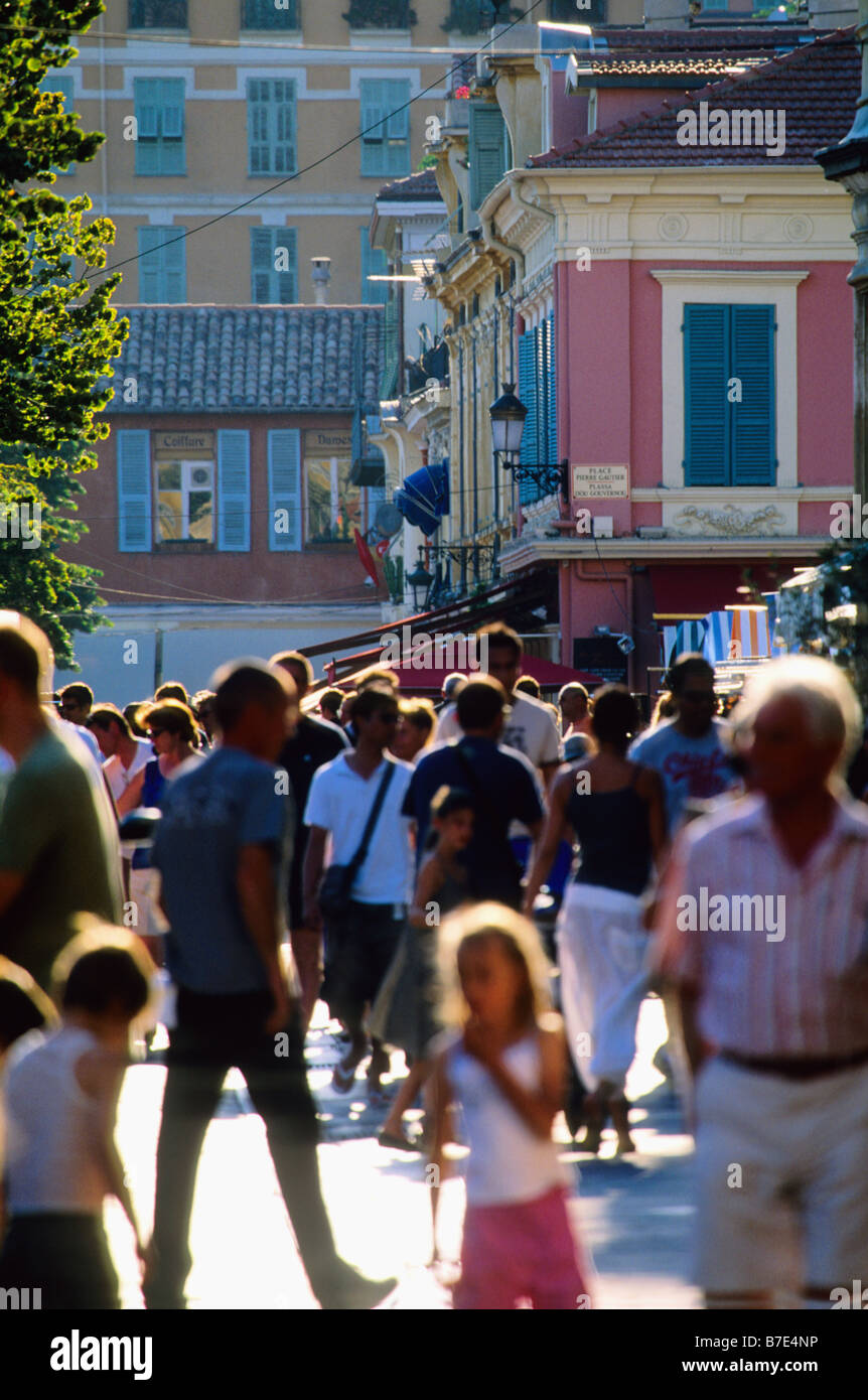 La strada affollata nella città vecchia di Nizza Foto Stock