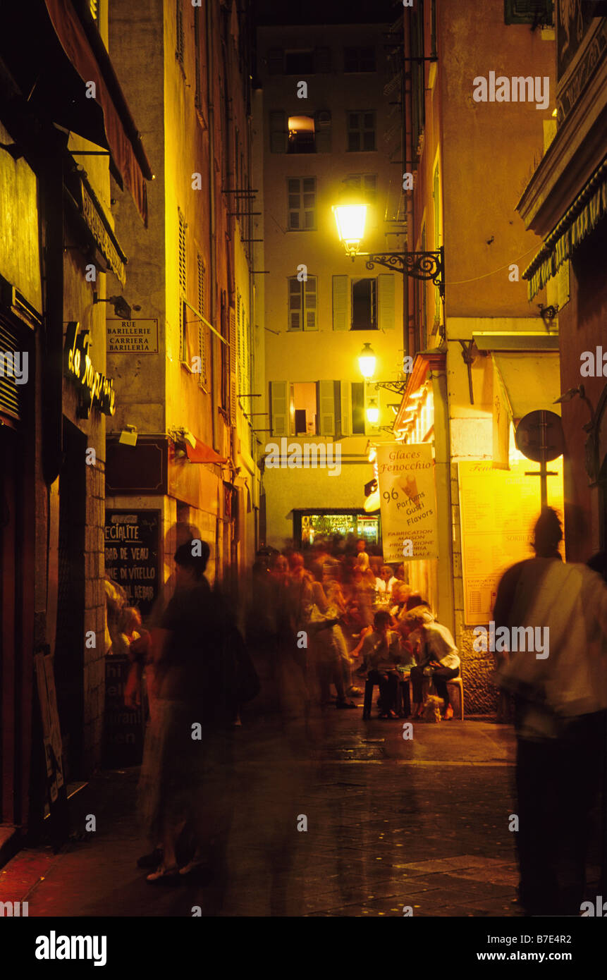 Strada animata di notte nella città vecchia di Nizza Foto Stock