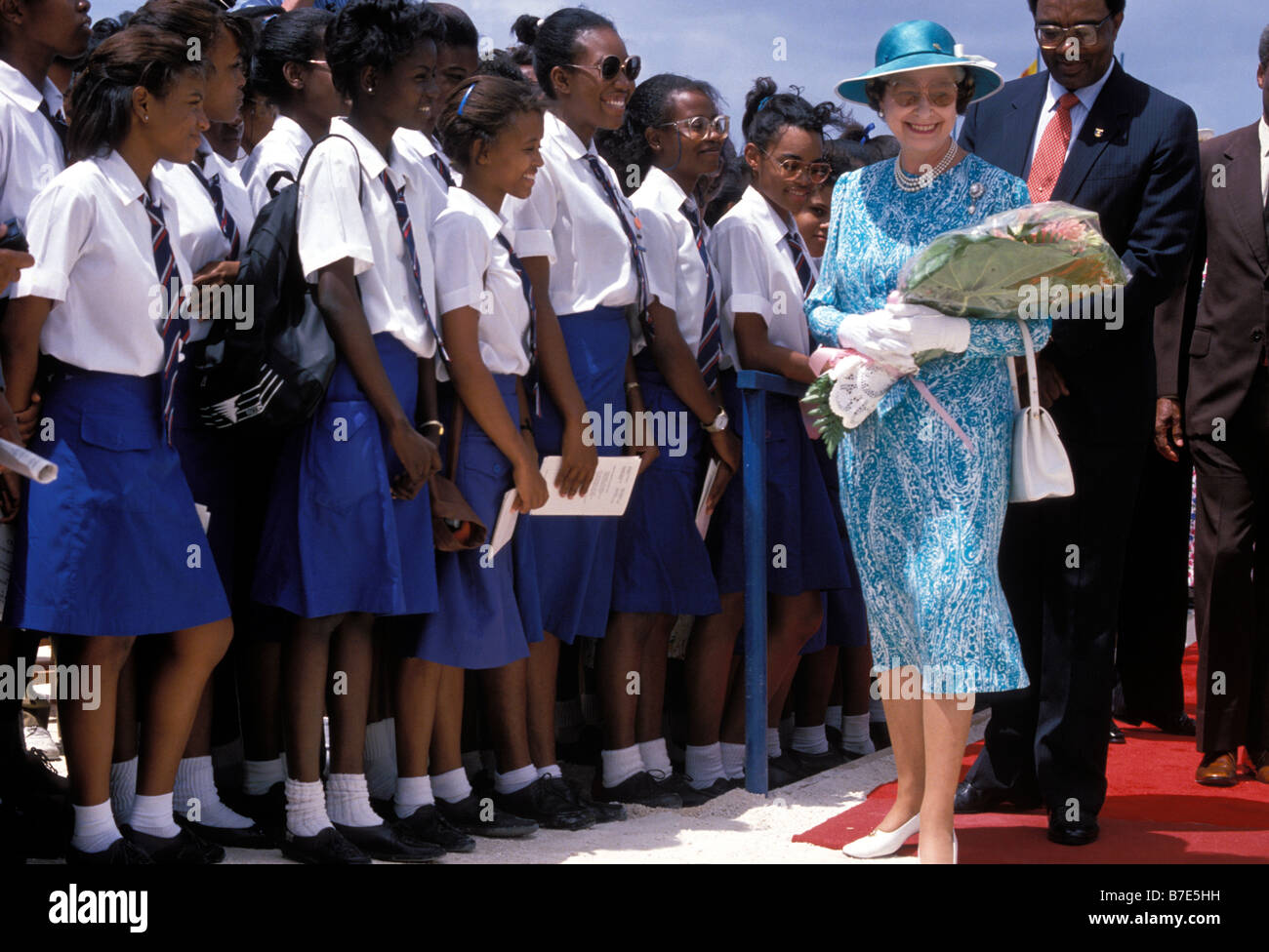 La regina Elisabetta II visita alla Queen's College di officiare ad una pietra la cerimonia di posa per il nuovo edificio scolastico. Barbados, dei Caraibi. 1989 Foto Stock