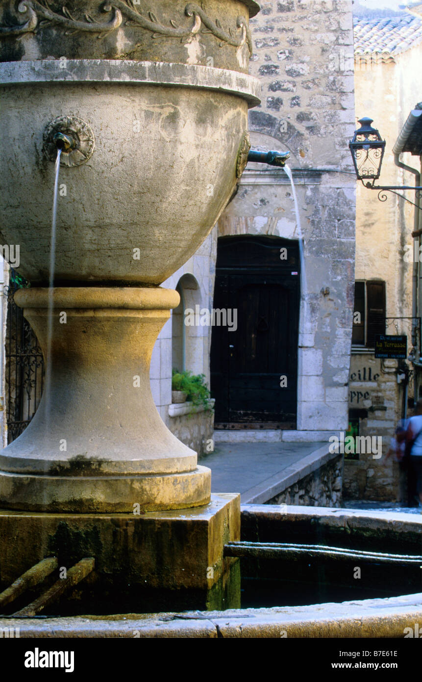 La vecchia fontana a Saint Paul de Vence Foto Stock