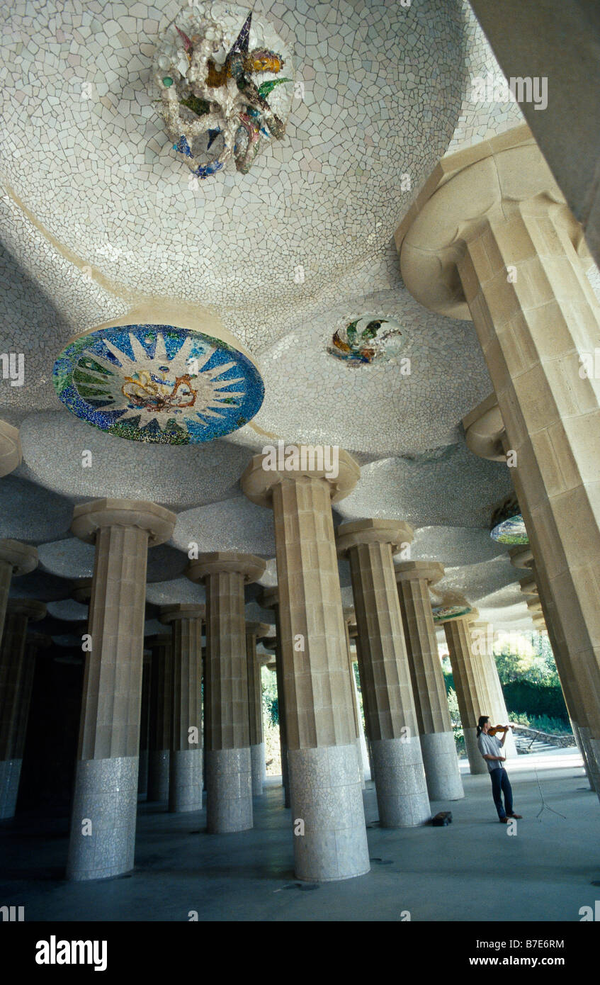 Parc Guell architetto Gaudi camera Hypostyle sotto piazza principale colonne tetto curvo BARCELLONA SPAGNA Foto Stock