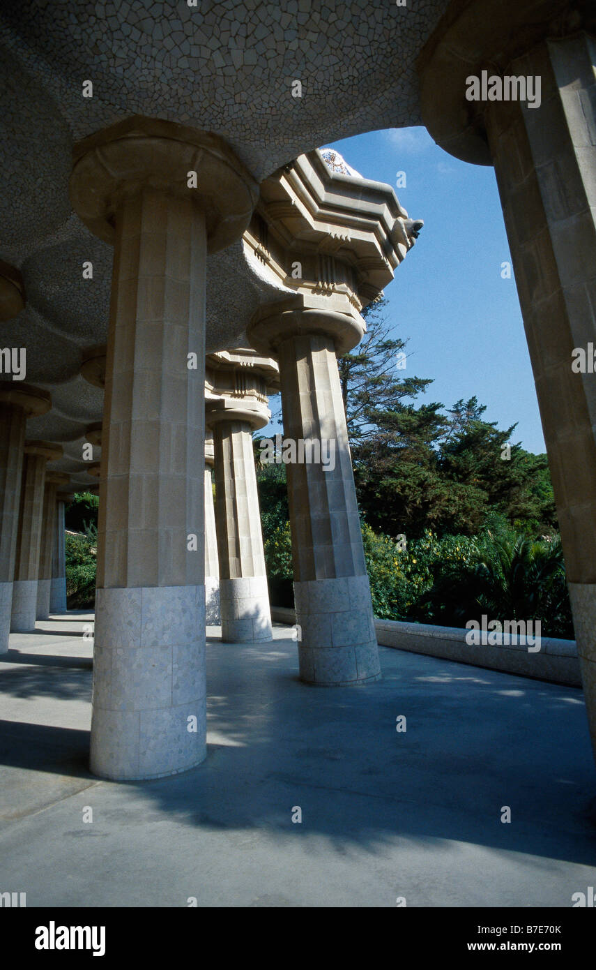 Parc Guell architetto Gaudi camera Hypostyle sotto piazza principale colonne tetto curvo BARCELLONA SPAGNA Foto Stock