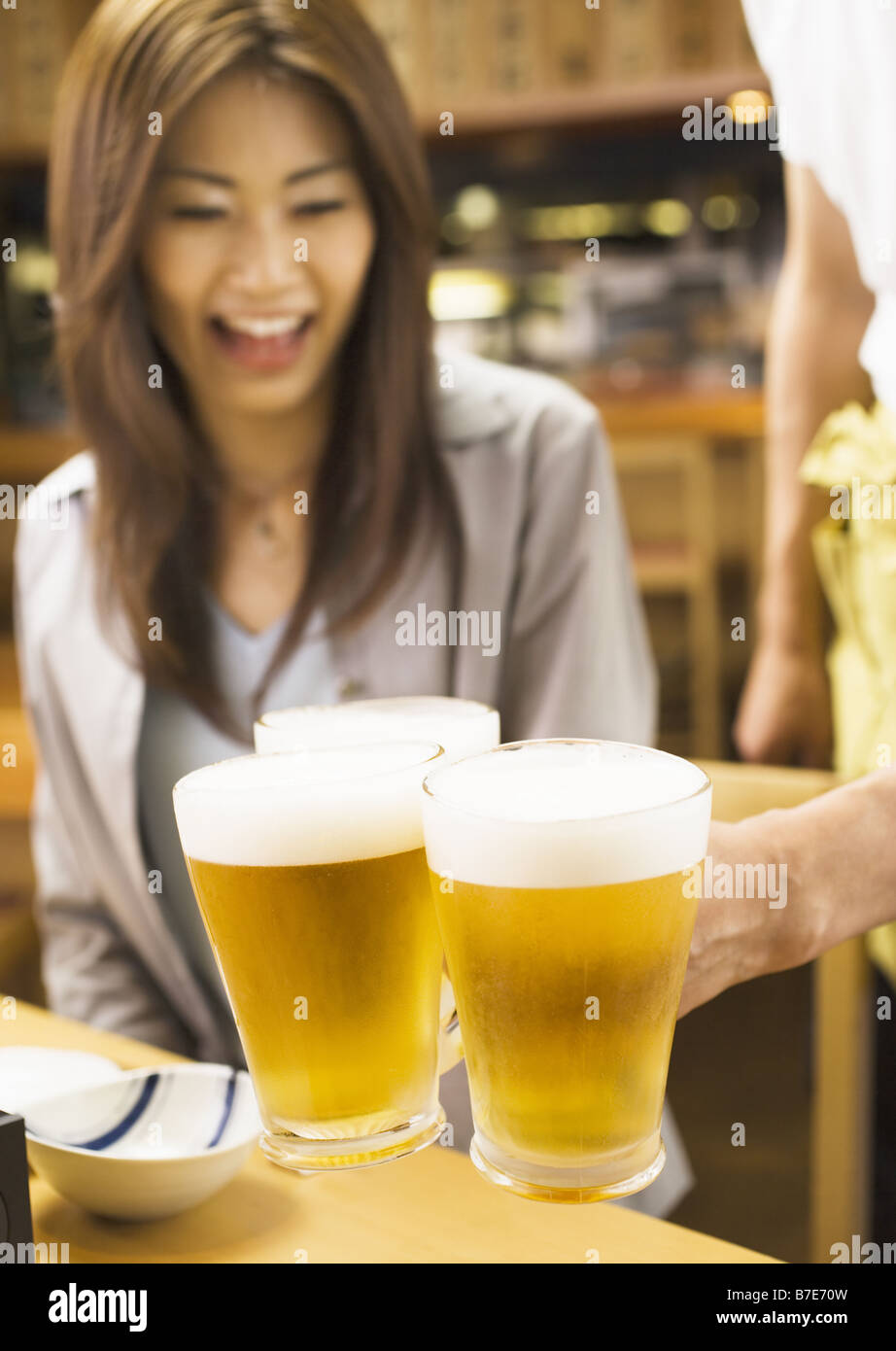Donna godendo di bere nei pub di stile Giapponese Foto Stock