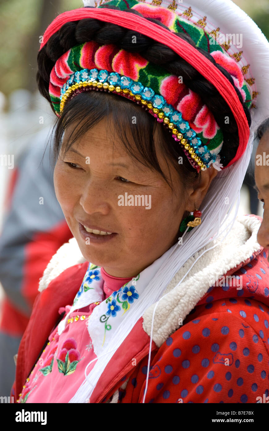 Una donna che indossa il tradizionale bianco capo di abbigliamento il dai cittadini, Dali, Yunnan, Cina Foto Stock