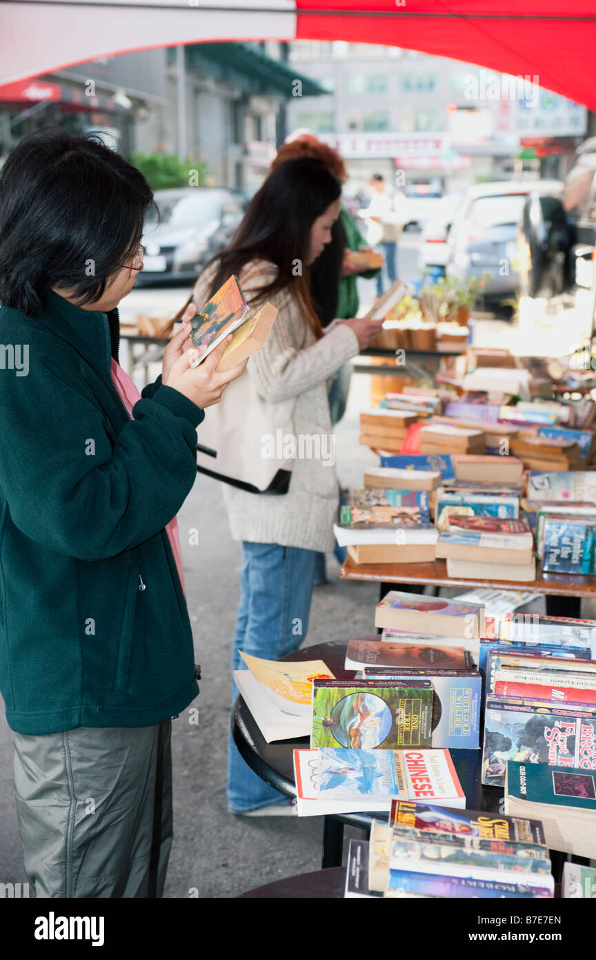 Persone per lo Shopping di seconda mano libri usati Foto Stock