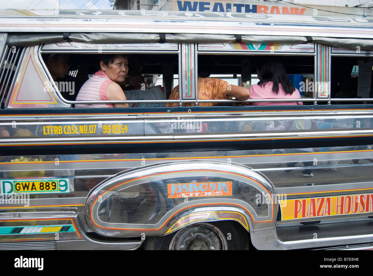 Coloratissimo Jeepney carrello su strada, Cebu City Cebu, Visayas, Filippine Foto Stock