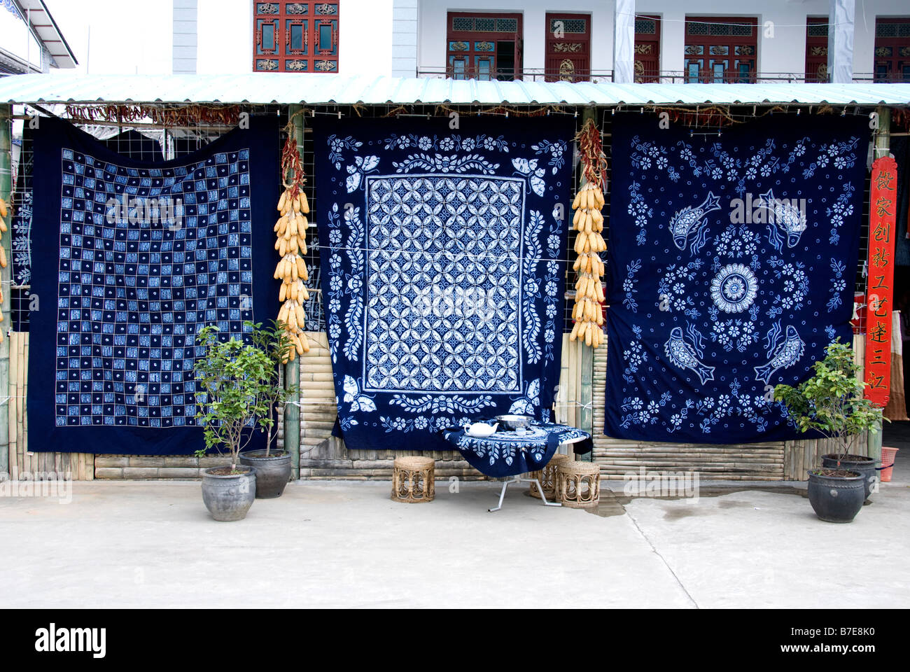 Una selezione di tie-dye pezzi di stoffa nel tradizionale colore blu prodotta da il dai cittadini di Dali, Yunnan, Cina Foto Stock