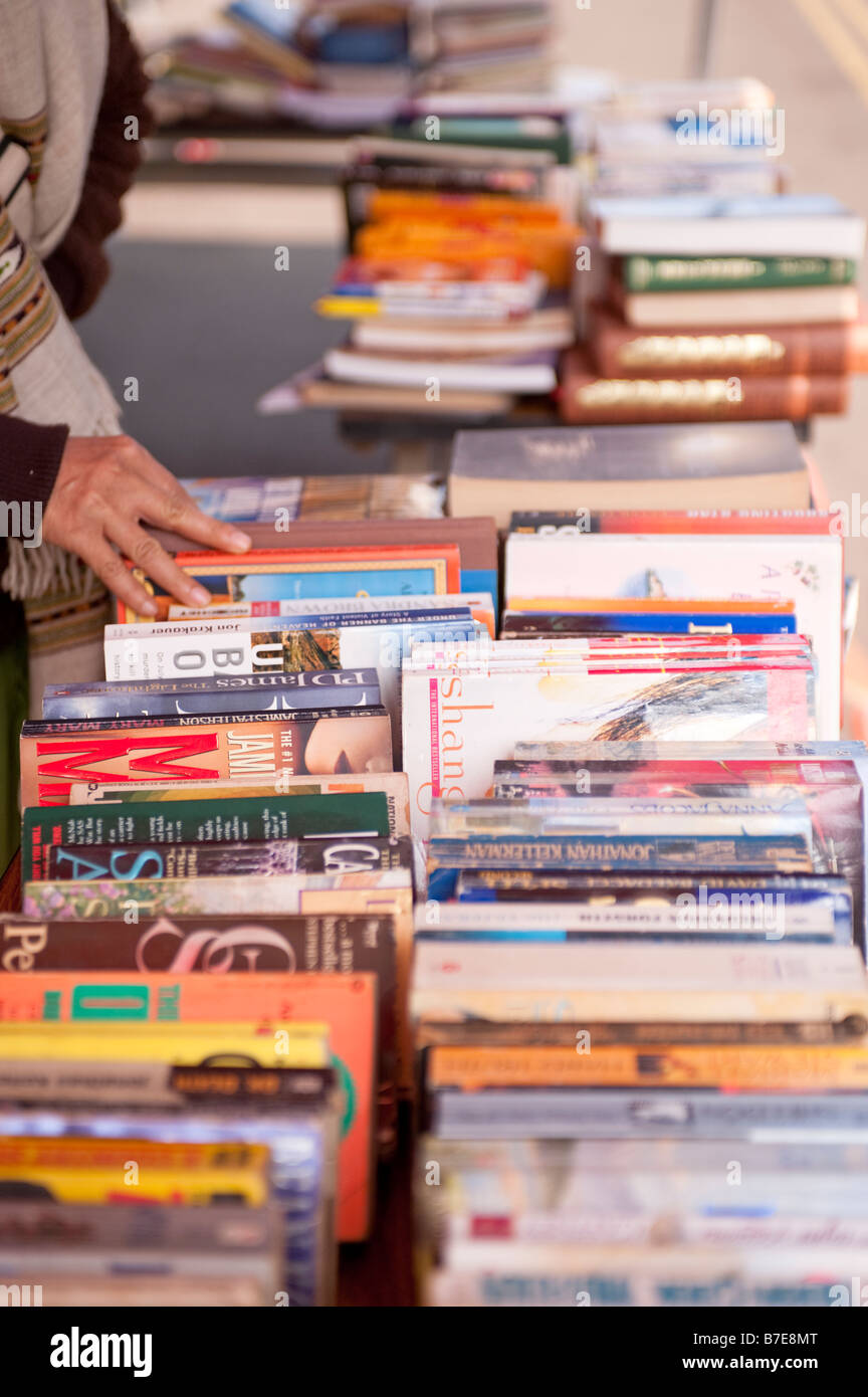 Vista di una mano alle persone di prendere libri usati Off una seconda mano libri Tabella di stallo Foto Stock