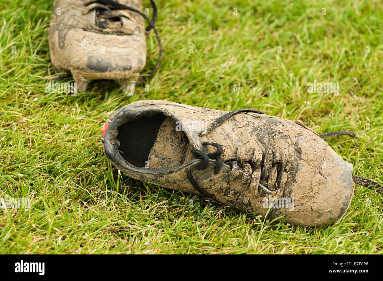 Terreni fangosi scarpini da calcio Foto stock - Alamy