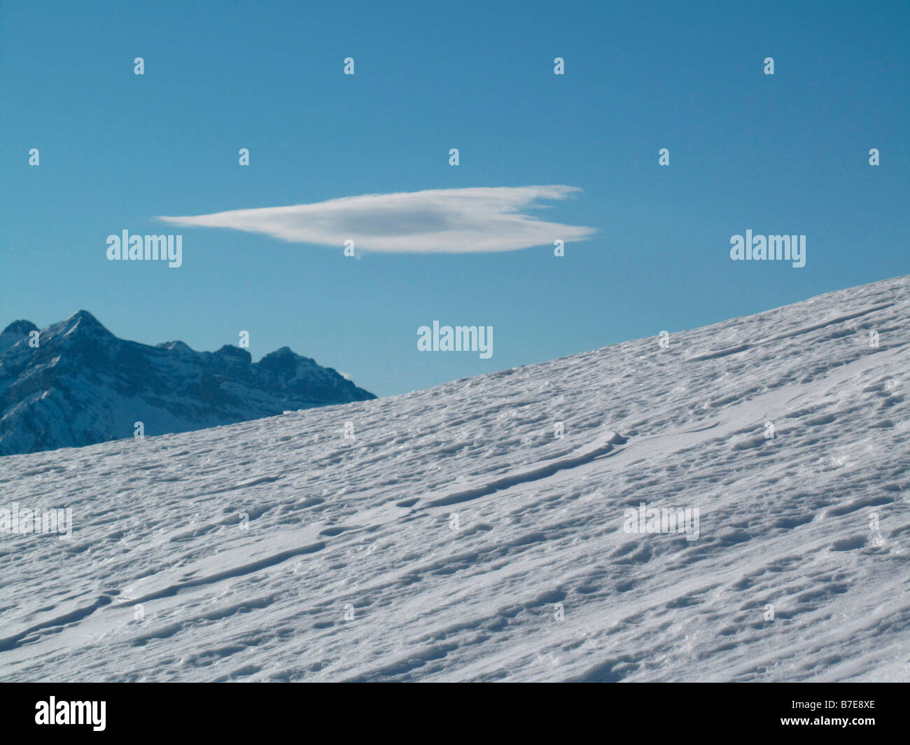 Vento favonio cloud lenticularis Altokumulus swiss alpes svizzera Foto Stock