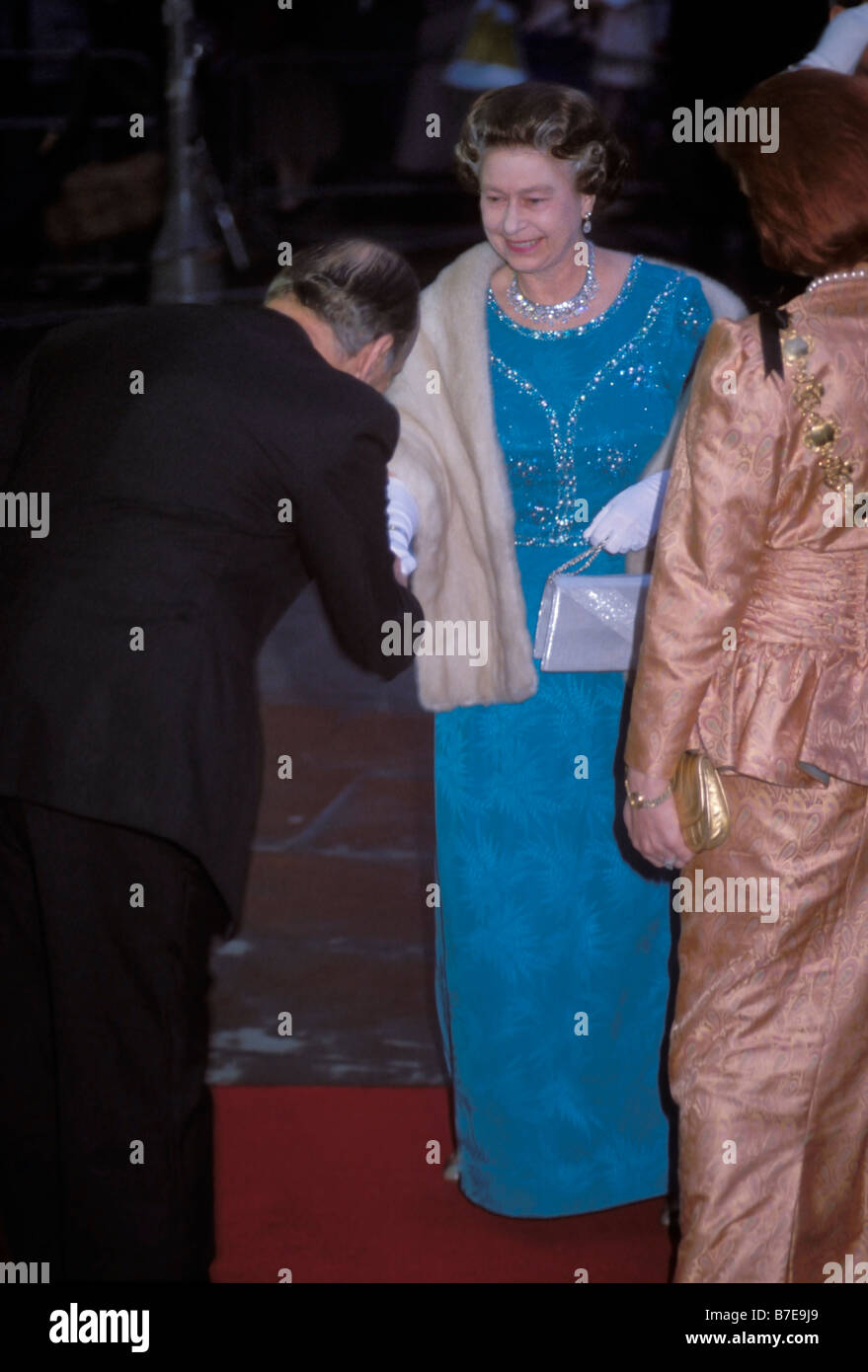 Un sorridente HRH Queen Elizabeth II frequentando un impegno di sera. Londra, Inghilterra, Regno Unito. Circa 1989 Foto Stock