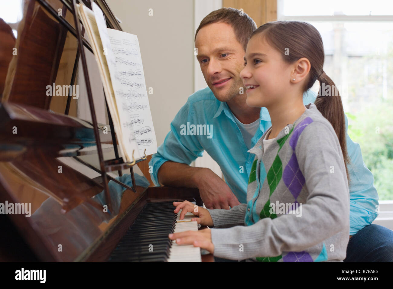 Padre figlia di insegnamento come suonare il pianoforte Foto stock - Alamy