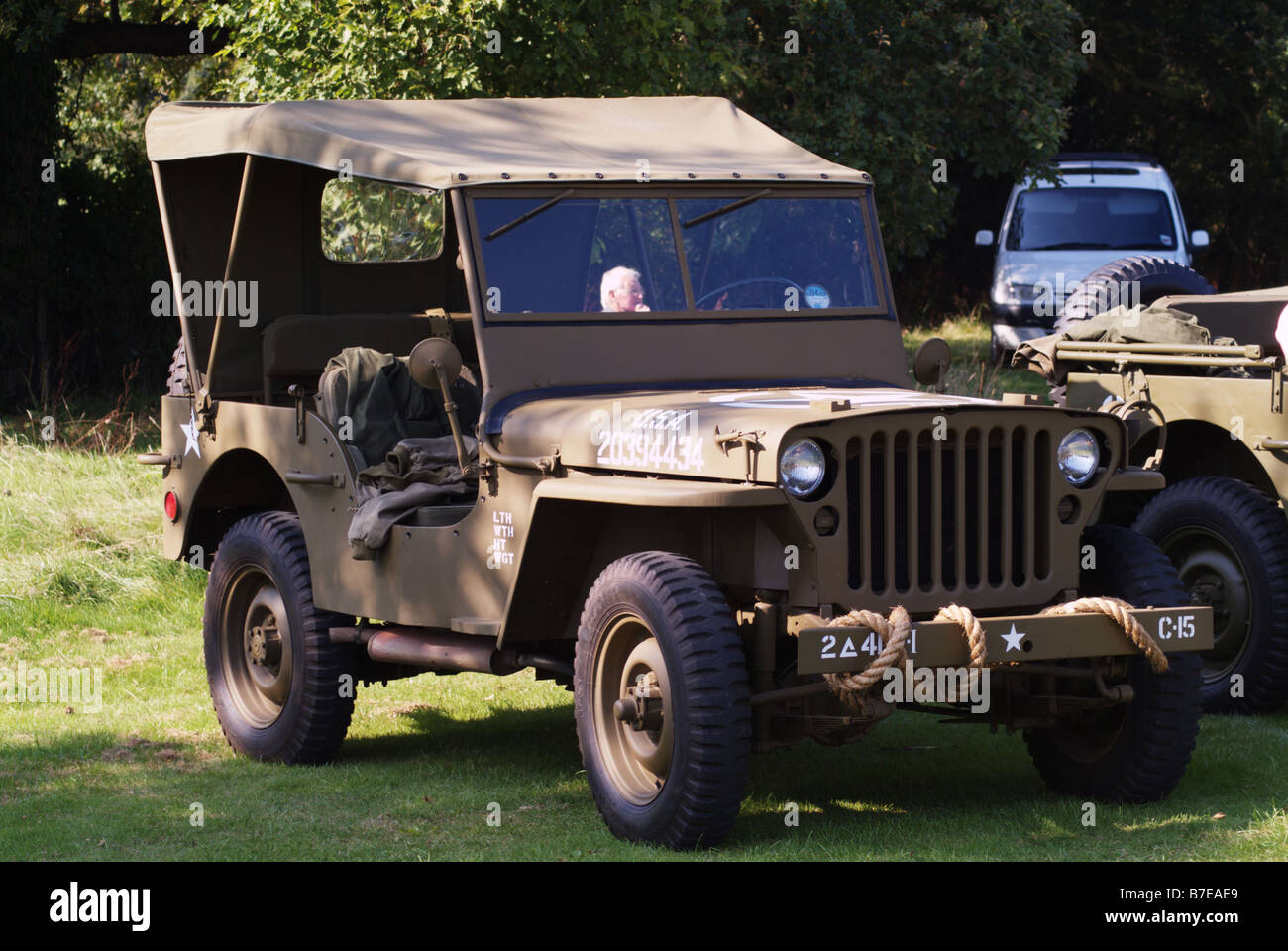 U . S . esercito jeep mimetizzata camouflage coperto villaggio biddenden spettacolare giornata fuori in Kent England Regno Unito Europa Foto Stock