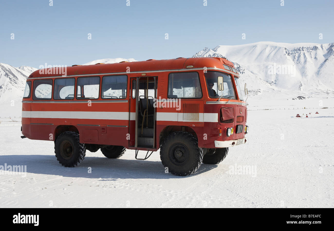 Bus sulla neve, Egvekinot Chukotka Siberia Russia Foto Stock