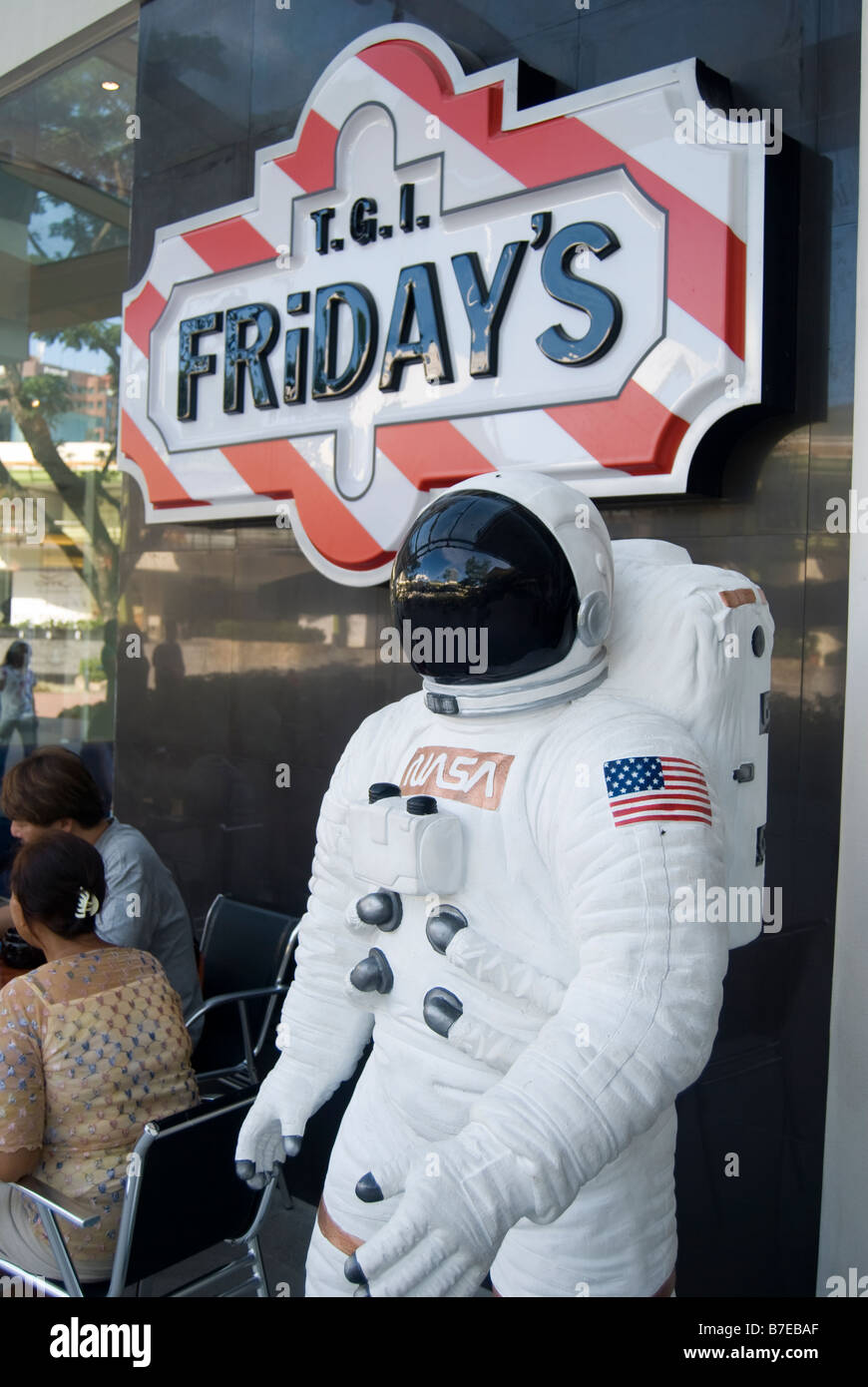 L'astronauta della NASA la figura, TGI Fridays ingresso ristorante, Ayala Shopping Mall, Cebu City Cebu, Visayas, Filippine Foto Stock