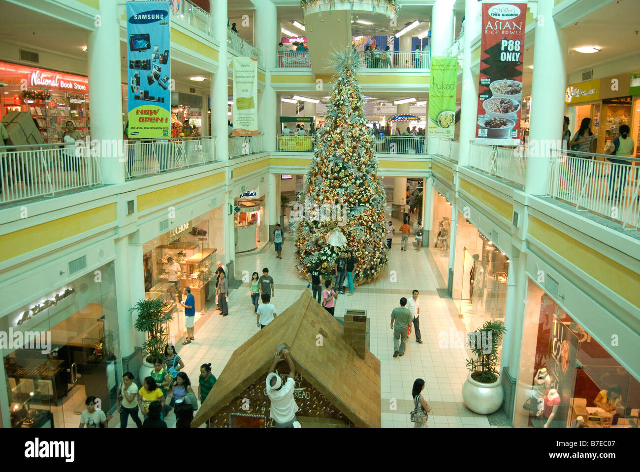 Atrio Interno a Natale, Ayala Shopping Mall, Cebu City Cebu, Visayas, Filippine Foto Stock