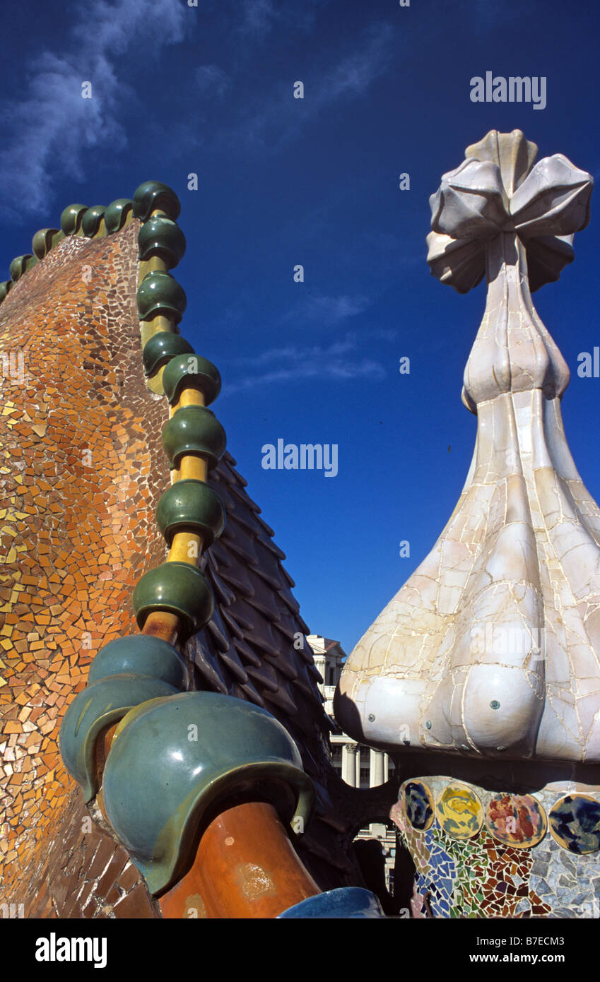 Torre E Mosaico Di Colmo Del Tetto Di Stile Liberty O Modernista Casa torre-e-mosaico-di-colmo-del-tetto-di-stile-liberty-o-modernista-casa