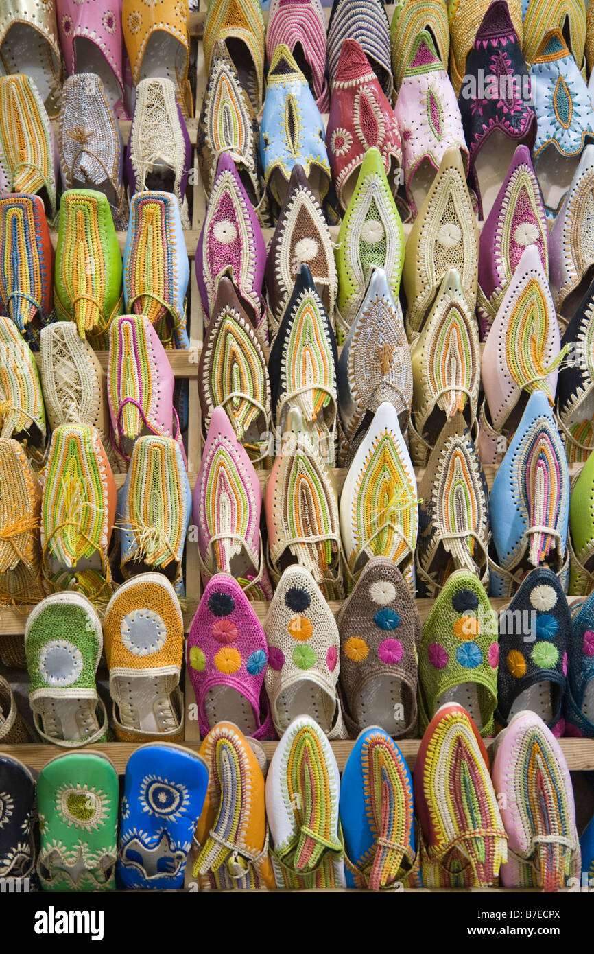 Marrakech marocco Nord Africa colorato Marocchino tradizionale pantofole sul display in un negozio Foto Stock