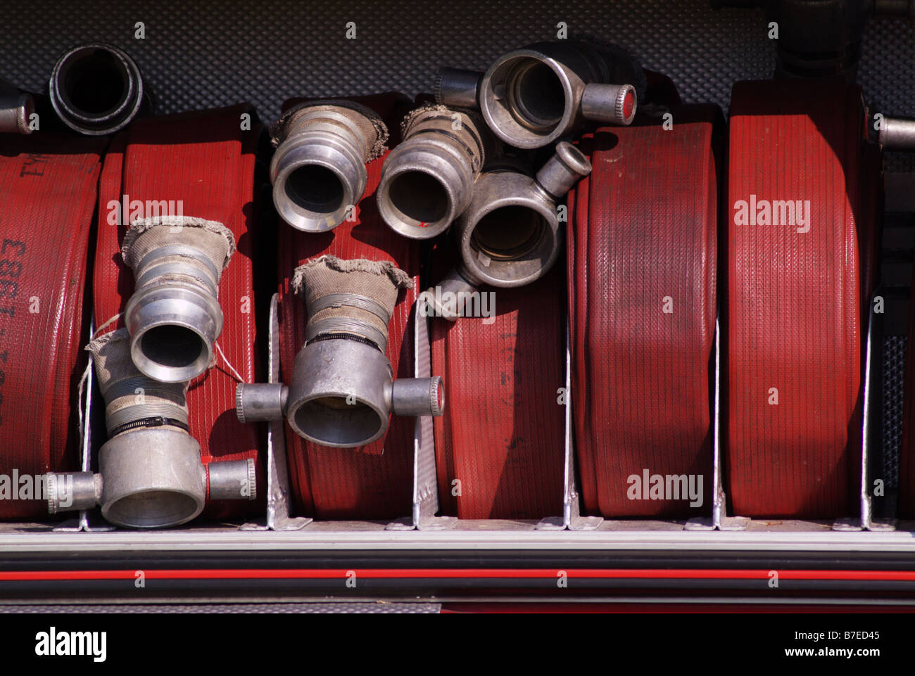 Tubo per acqua motore fire service attrezzature di emergenza flessibili villaggio biddenden giornata spettacolare Inghilterra uk europa Foto Stock