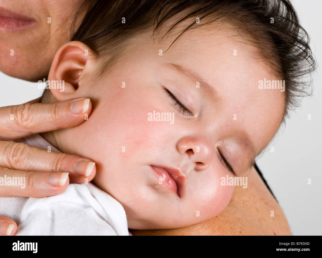 Un bel po' di baby girl addormentato veloce su una spalla donna Foto Stock