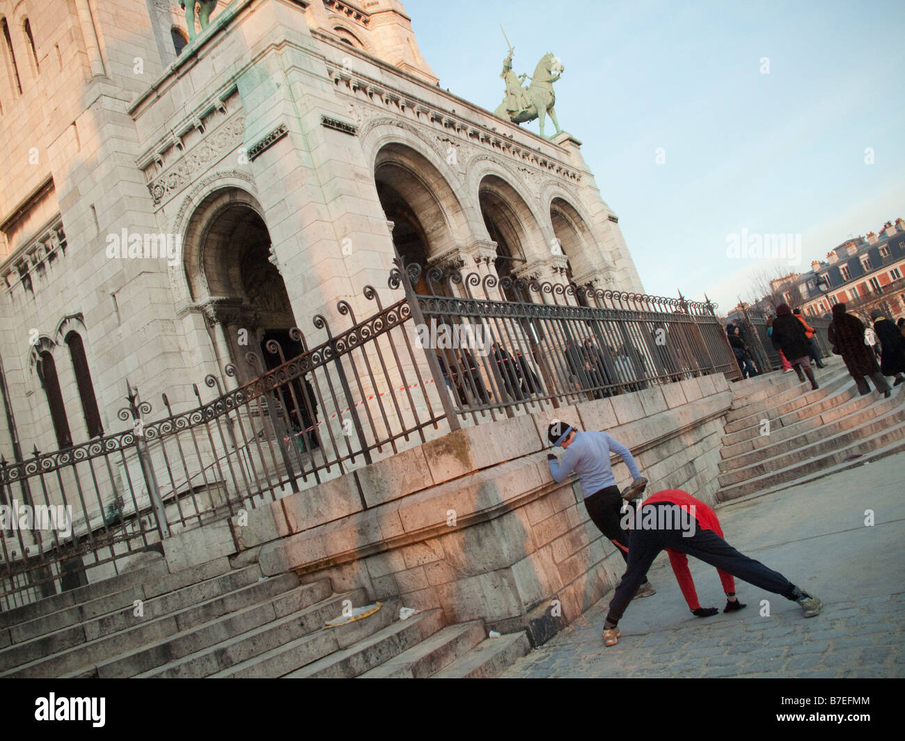 Guide di scorrimento tratto a Basilique du Sacré-Coeur situato a Parigi, in Francia in occasione del vertice di Butte Montmartre. Foto Stock