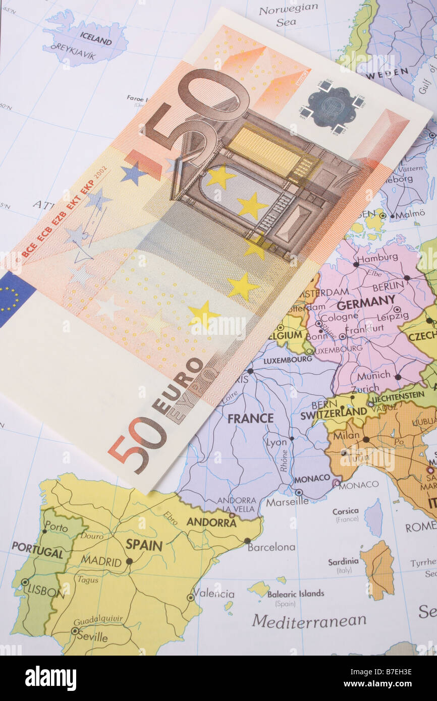 Una cinquantina di banconota in Euro su una mappa europea. Foto Stock