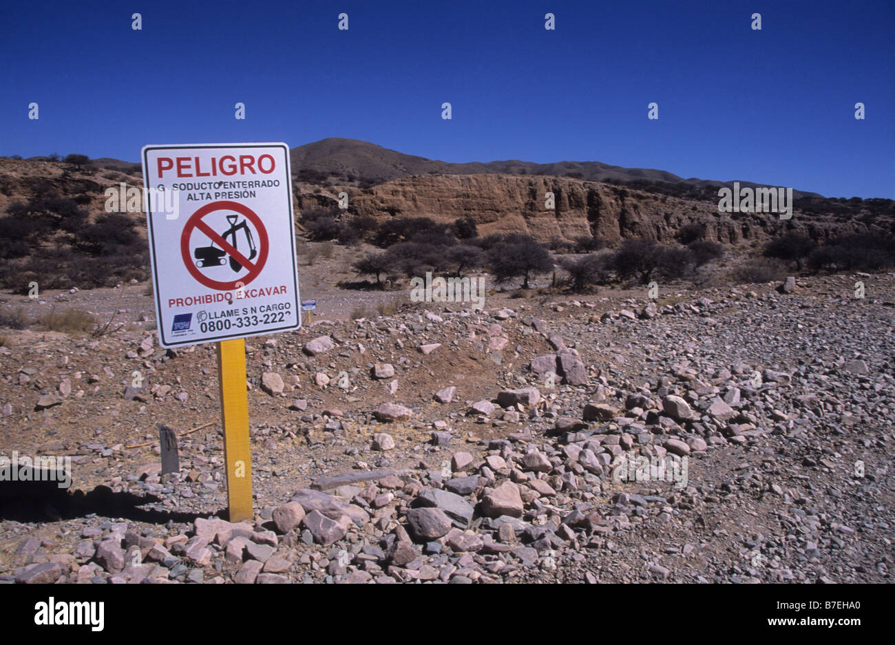 Gasdotto sotterraneo ' No Excavation ' segnale di avvertimento in lingua spagnola vicino a Humahuaca, provincia di Jujuy, Argentina Foto Stock