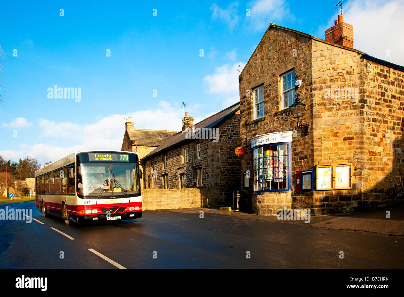 Bus locale per Harrogate Leeds passando attraverso Follifoot Village vicino a Harrogate North Yorkshire Foto Stock