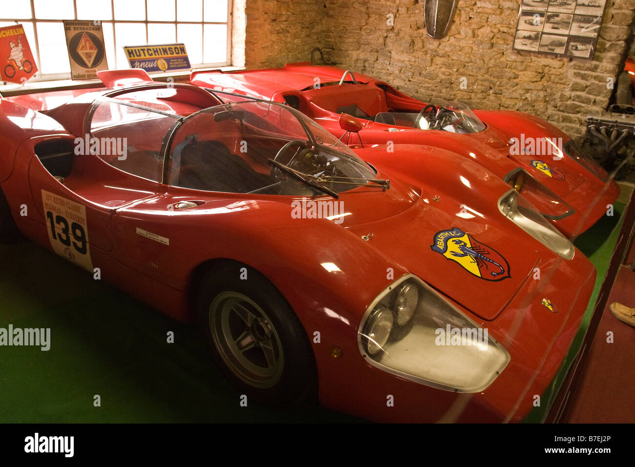 Château de Savigny-lès-Beaune, Cote d'Or Francia. Collezione di Abarth racing cars in mostra. Foto Stock