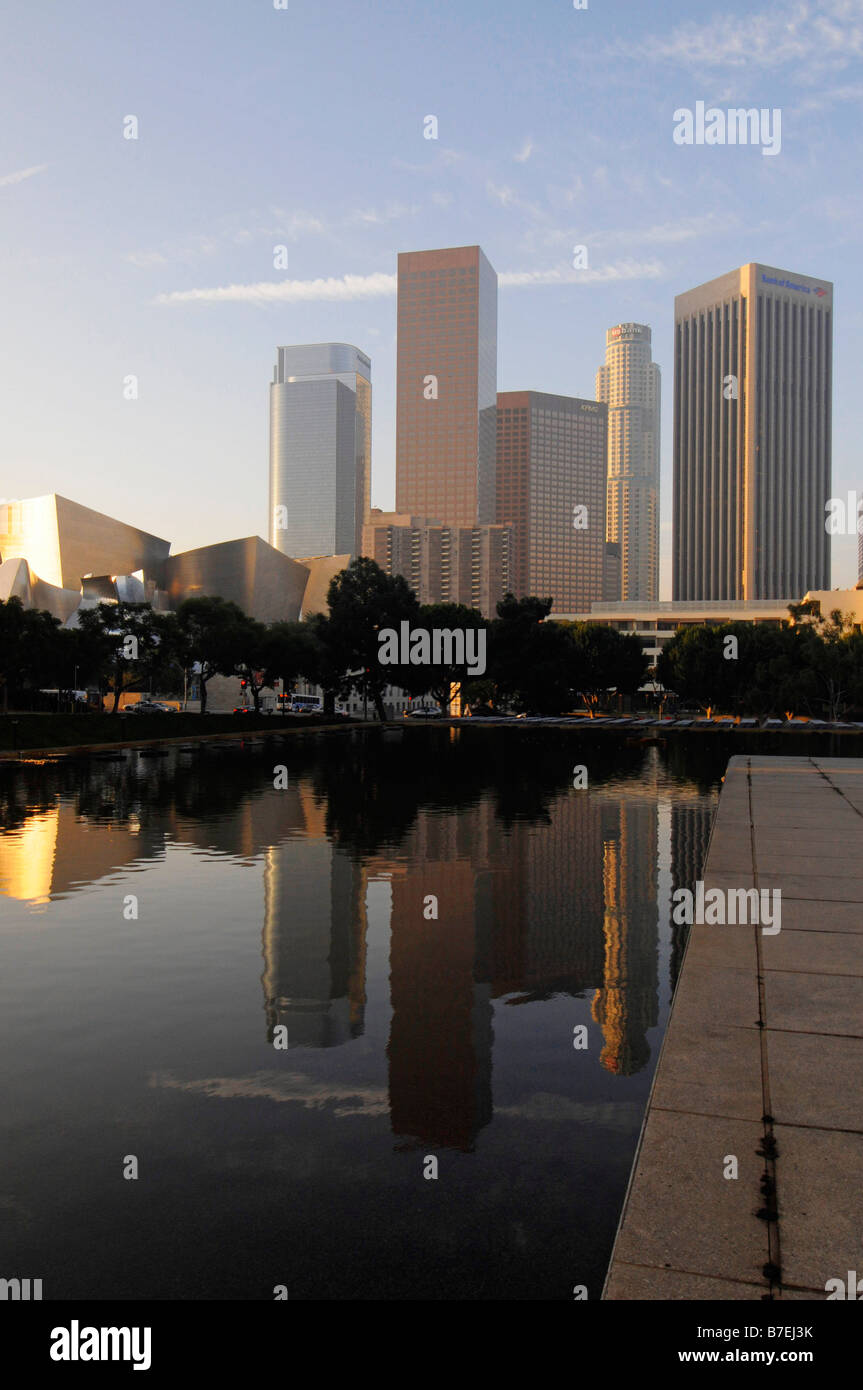 Los Angeles skyline della città in piscina riflettente California Foto Stock