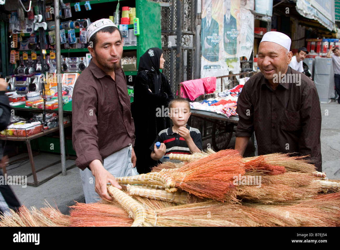 Un uomo shopping presso un mercato locale in Urumqi capitale del Xinjiang Cina Foto Stock