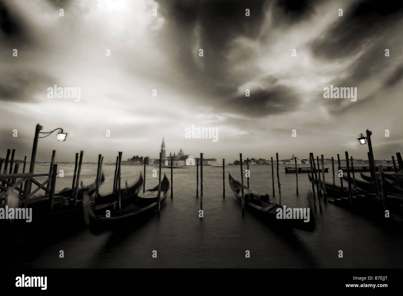 Seppia Fotografia di gondole al Tramonto a Venezia, Italia Foto Stock