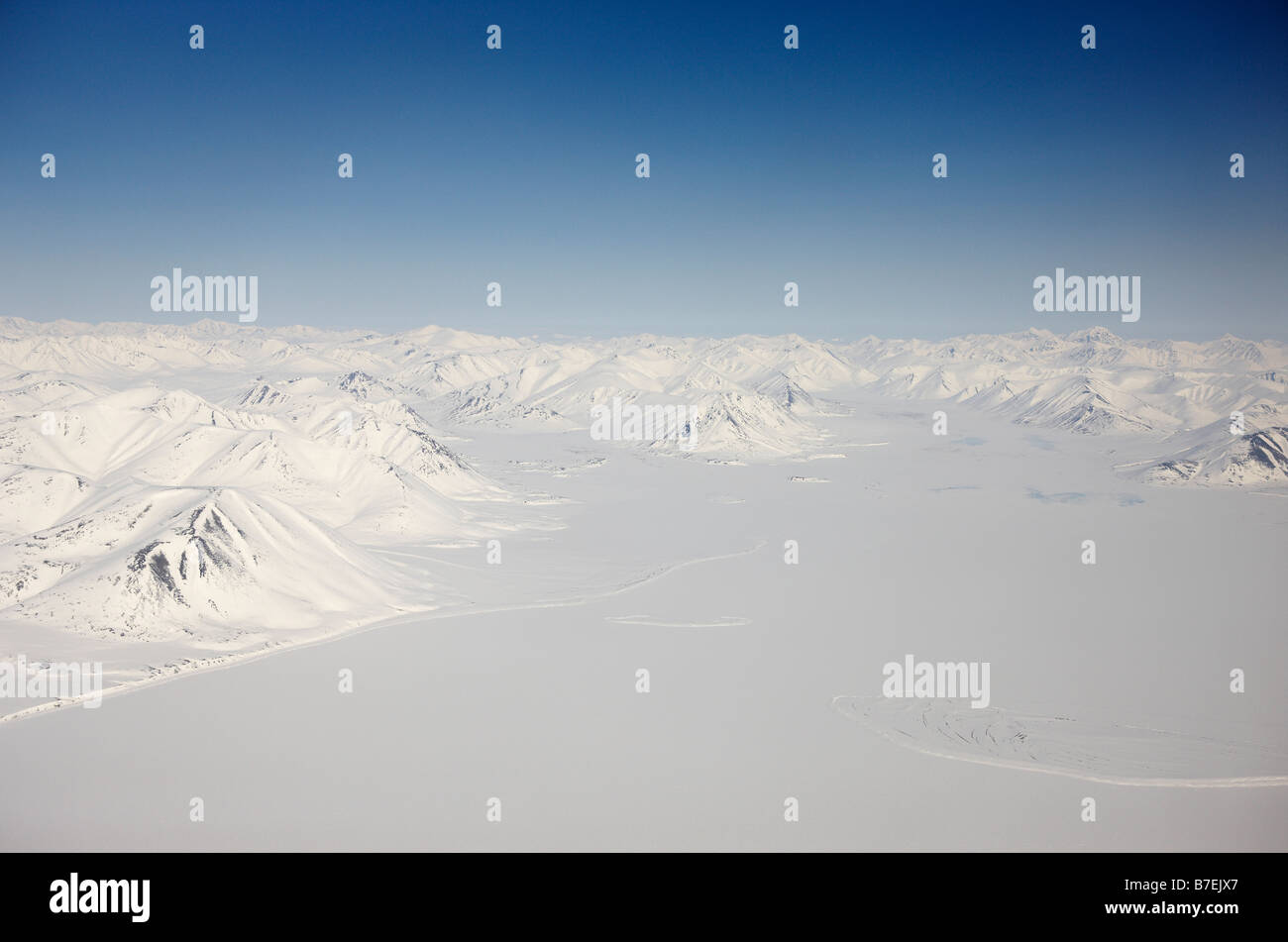 Antenna di montagne coperte di neve, tra Egvekinot e Anadyr Chukotka Siberia, Russia Foto Stock