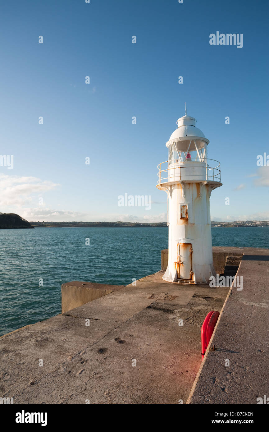Faro di fine del frangionde Brixham Marina Riviera inglese Tor Bay Devon England Regno Unito Foto Stock