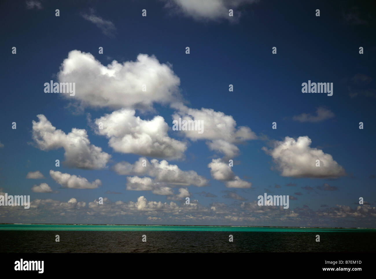 Il bianco delle nuvole, cielo blu Foto Stock