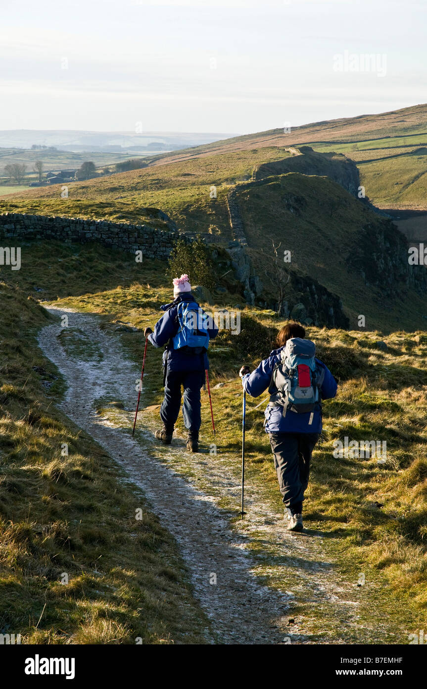 dh Northumberland National Park HADRIANS WALL NORTHUMBERLAND Walkers uk Walking persone inverno all'aperto northumbria donne camminano ragazze camminando sentiero Foto Stock