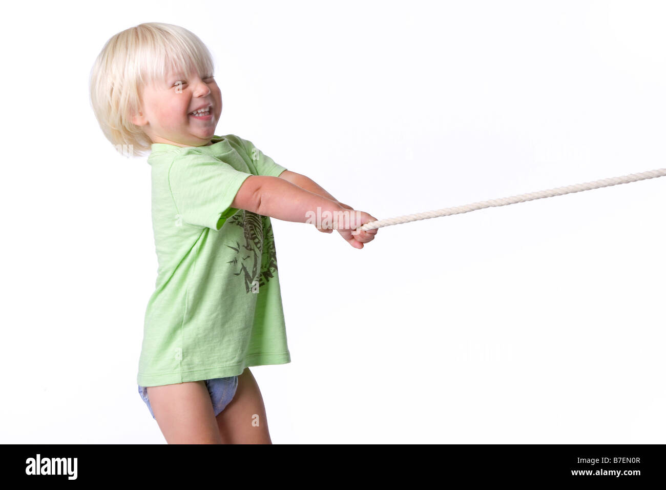 Entusiasta il toddler tirando una corda Foto Stock